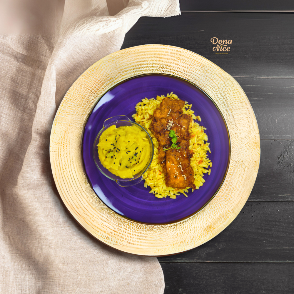 frango crispy, purê de batata e arroz c/ cenoura